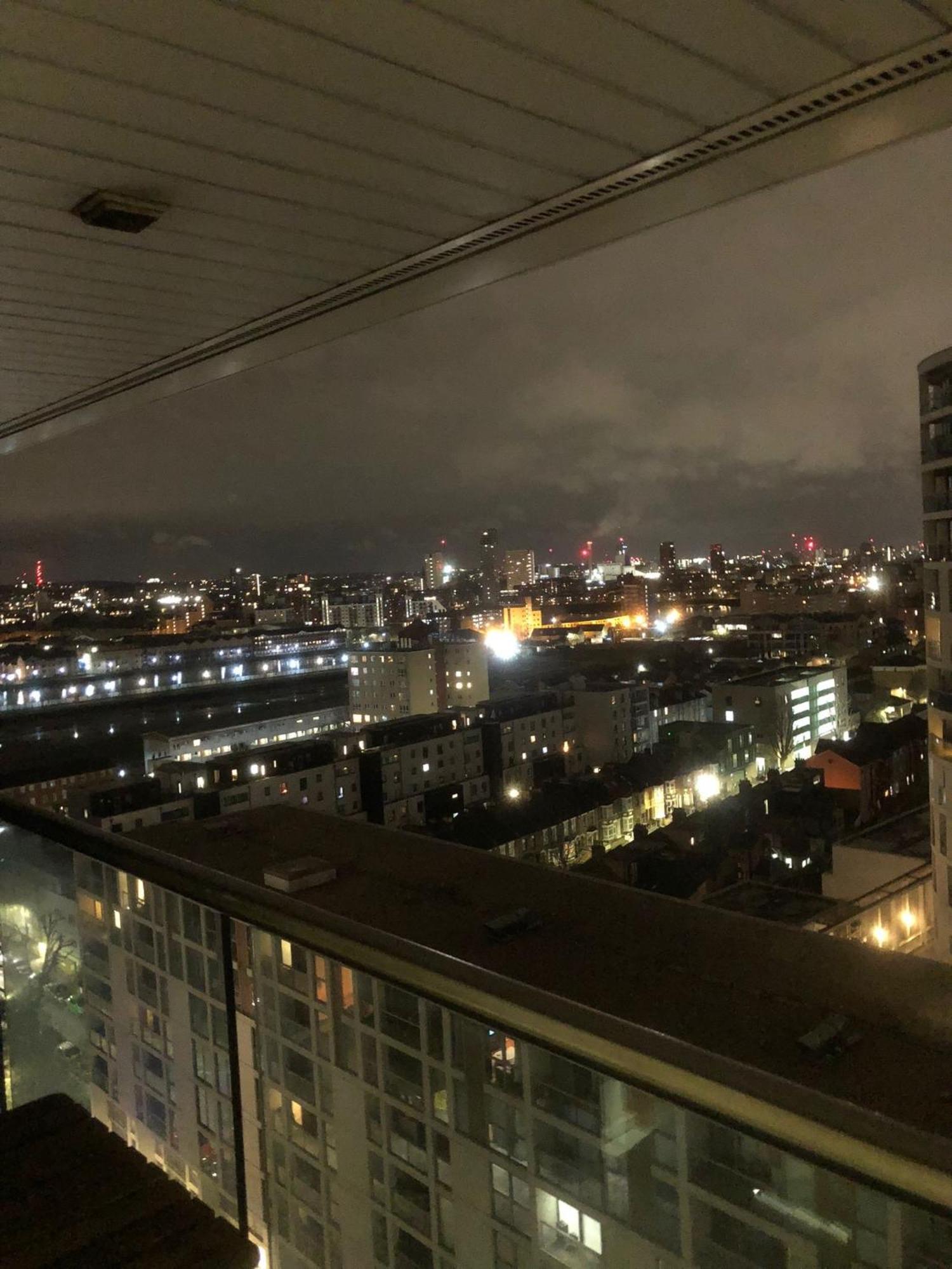 Modern 2Bed 2Bath Apartment Canary Wharf - Upto 5 Person 런던 외부 사진