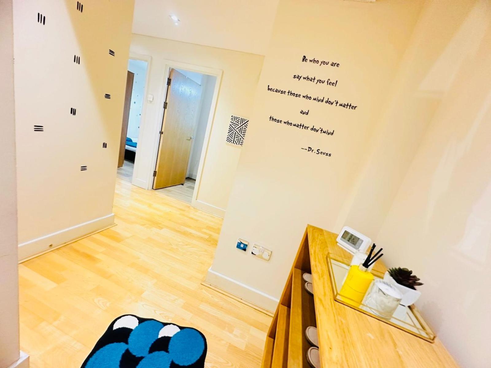 Modern 2Bed 2Bath Apartment Canary Wharf - Upto 5 Person 런던 외부 사진