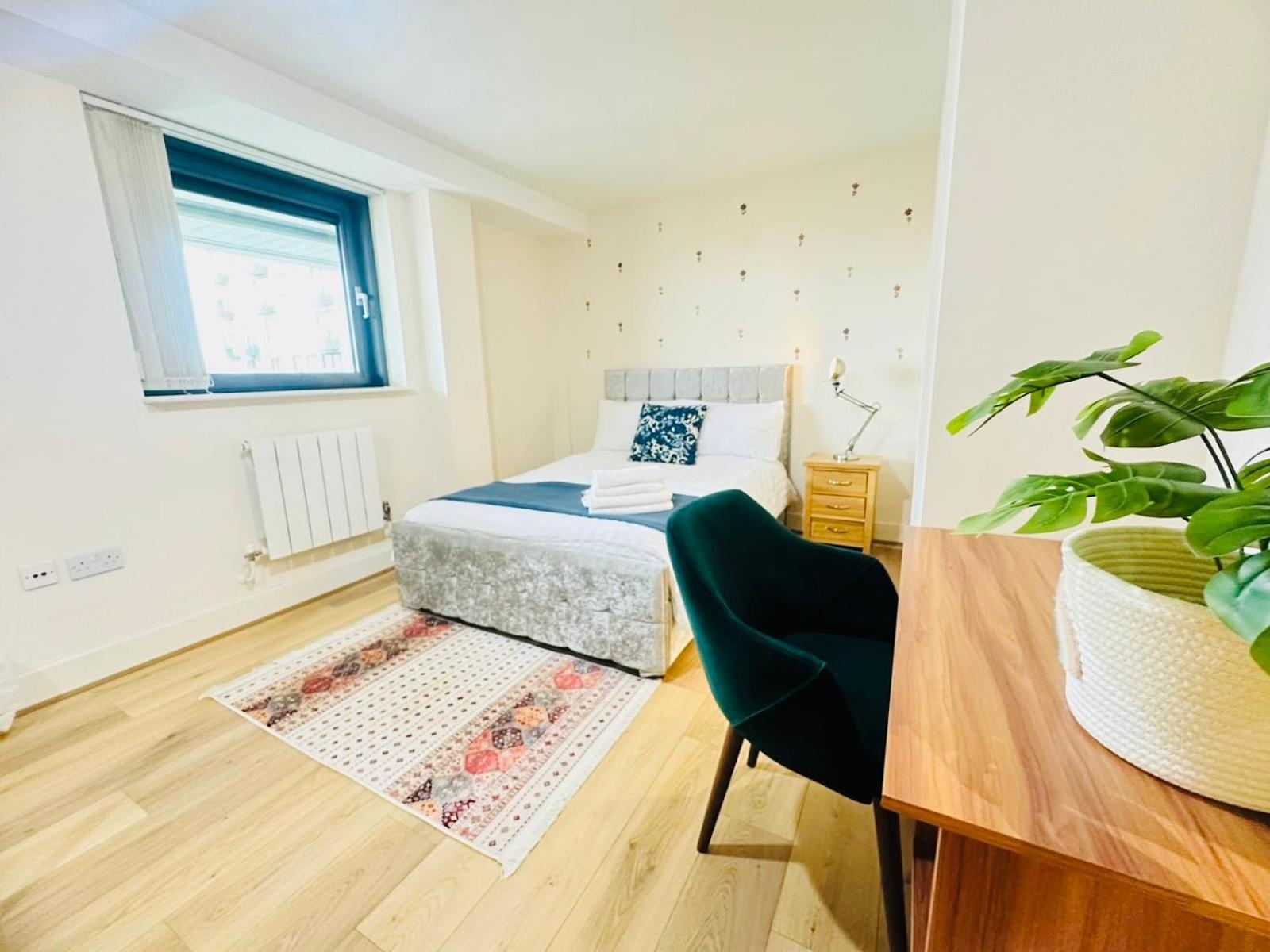 Modern 2Bed 2Bath Apartment Canary Wharf - Upto 5 Person 런던 외부 사진