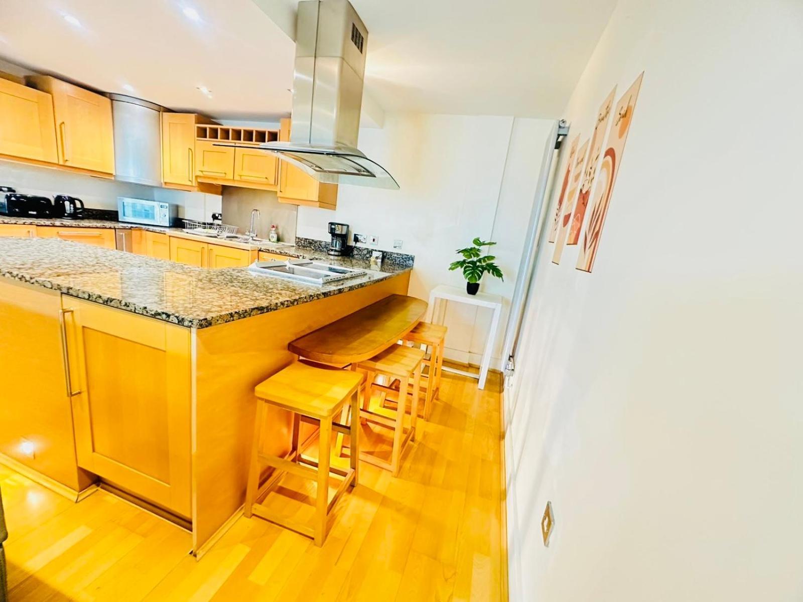 Modern 2Bed 2Bath Apartment Canary Wharf - Upto 5 Person 런던 외부 사진