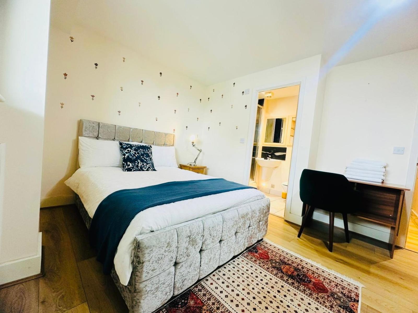 Modern 2Bed 2Bath Apartment Canary Wharf - Upto 5 Person 런던 외부 사진