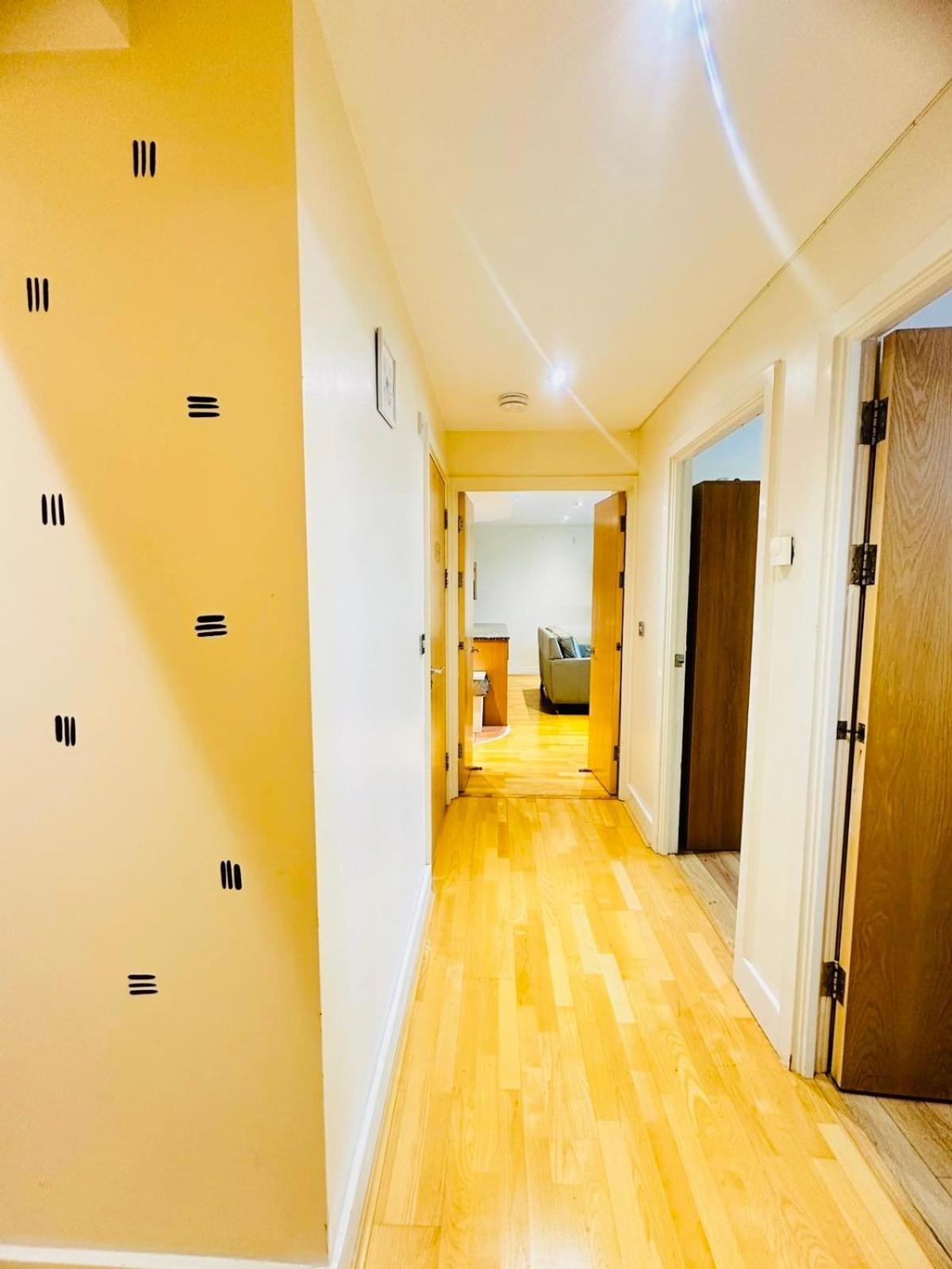 Modern 2Bed 2Bath Apartment Canary Wharf - Upto 5 Person 런던 외부 사진