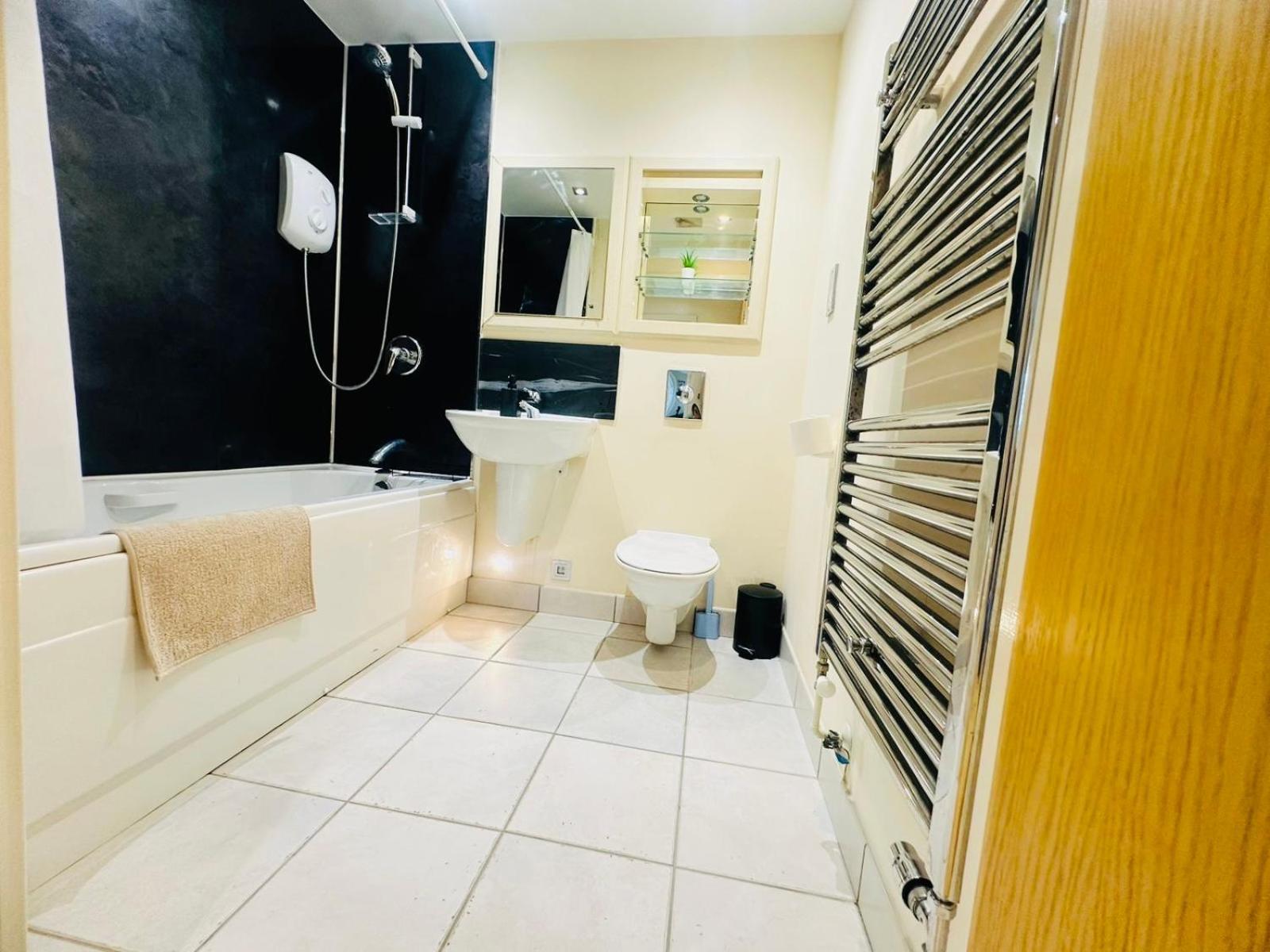 Modern 2Bed 2Bath Apartment Canary Wharf - Upto 5 Person 런던 외부 사진