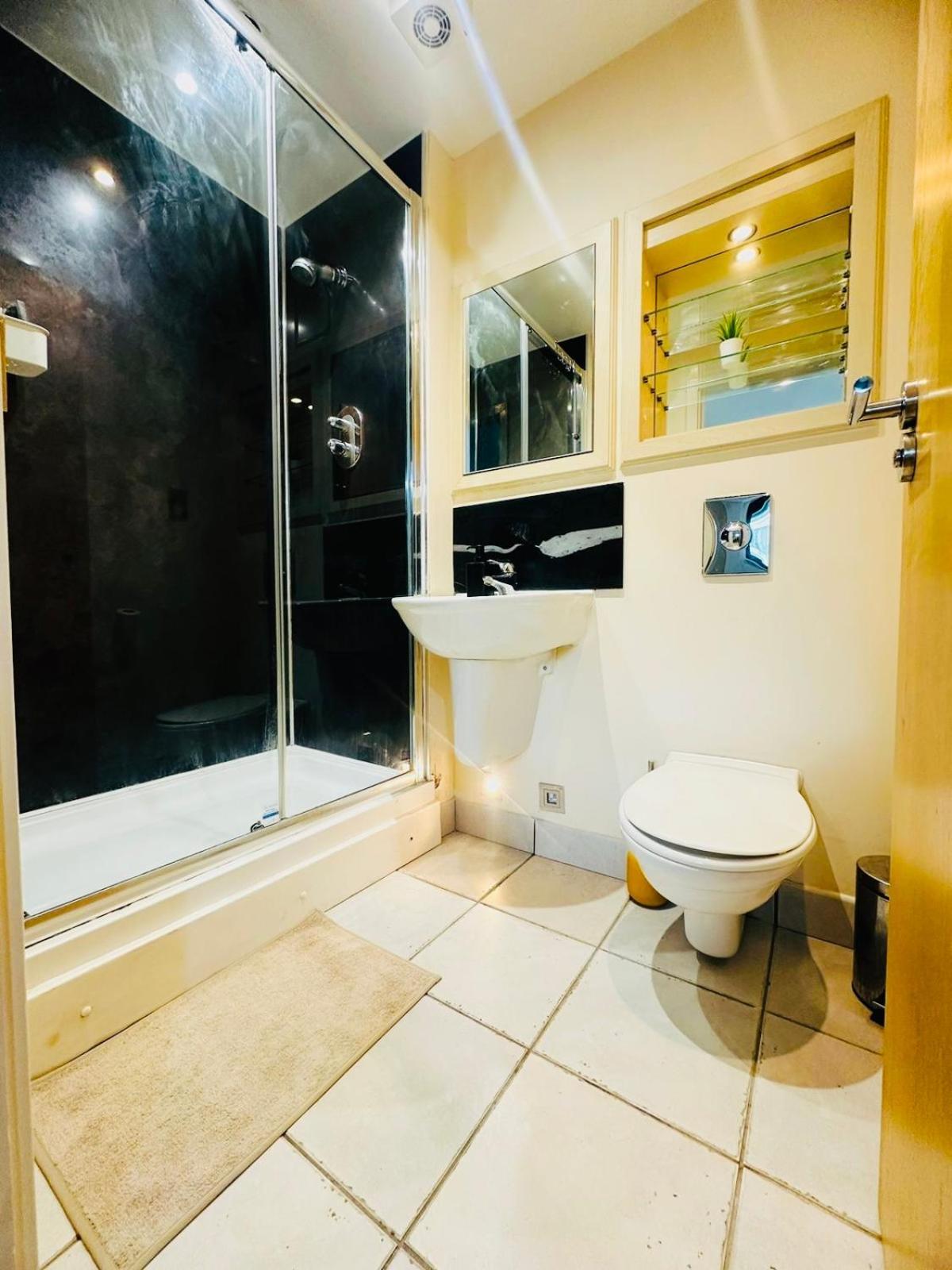 Modern 2Bed 2Bath Apartment Canary Wharf - Upto 5 Person 런던 외부 사진