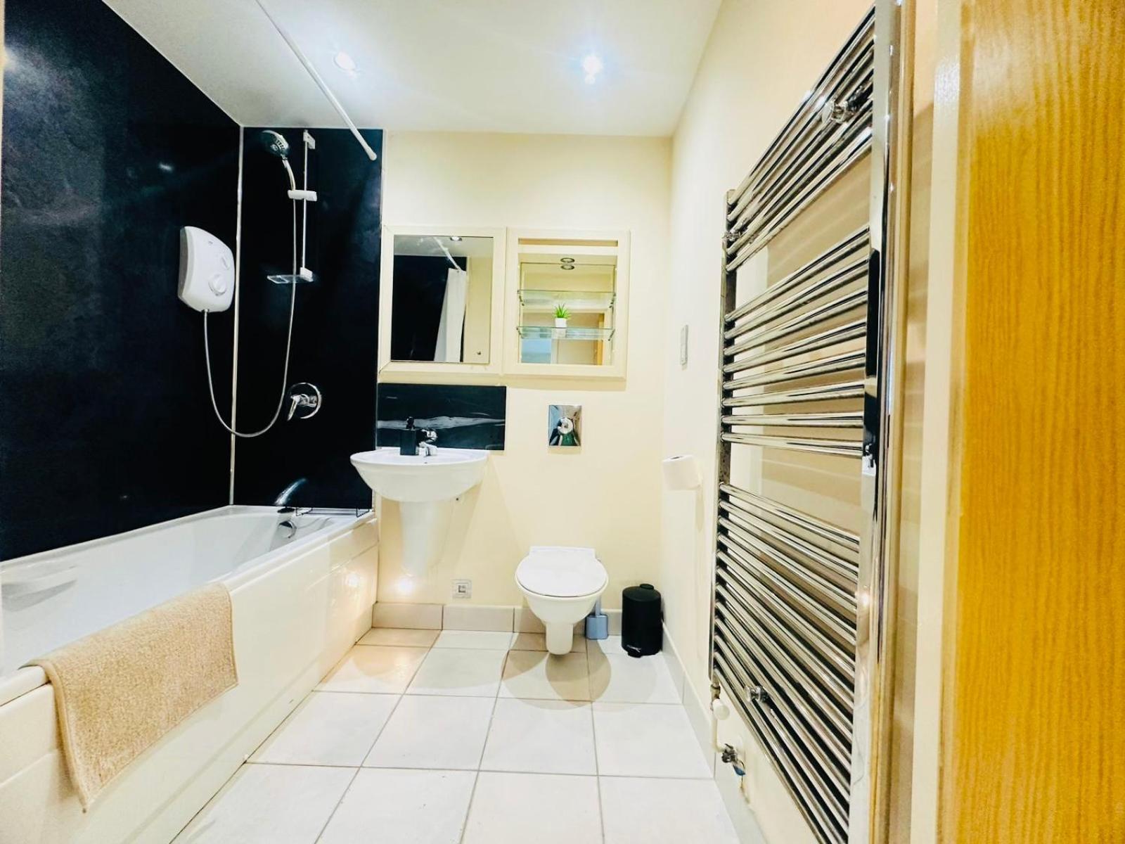 Modern 2Bed 2Bath Apartment Canary Wharf - Upto 5 Person 런던 외부 사진