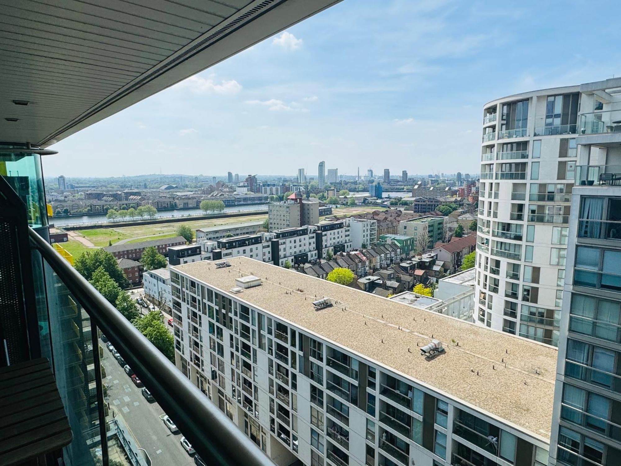 Modern 2Bed 2Bath Apartment Canary Wharf - Upto 5 Person 런던 외부 사진