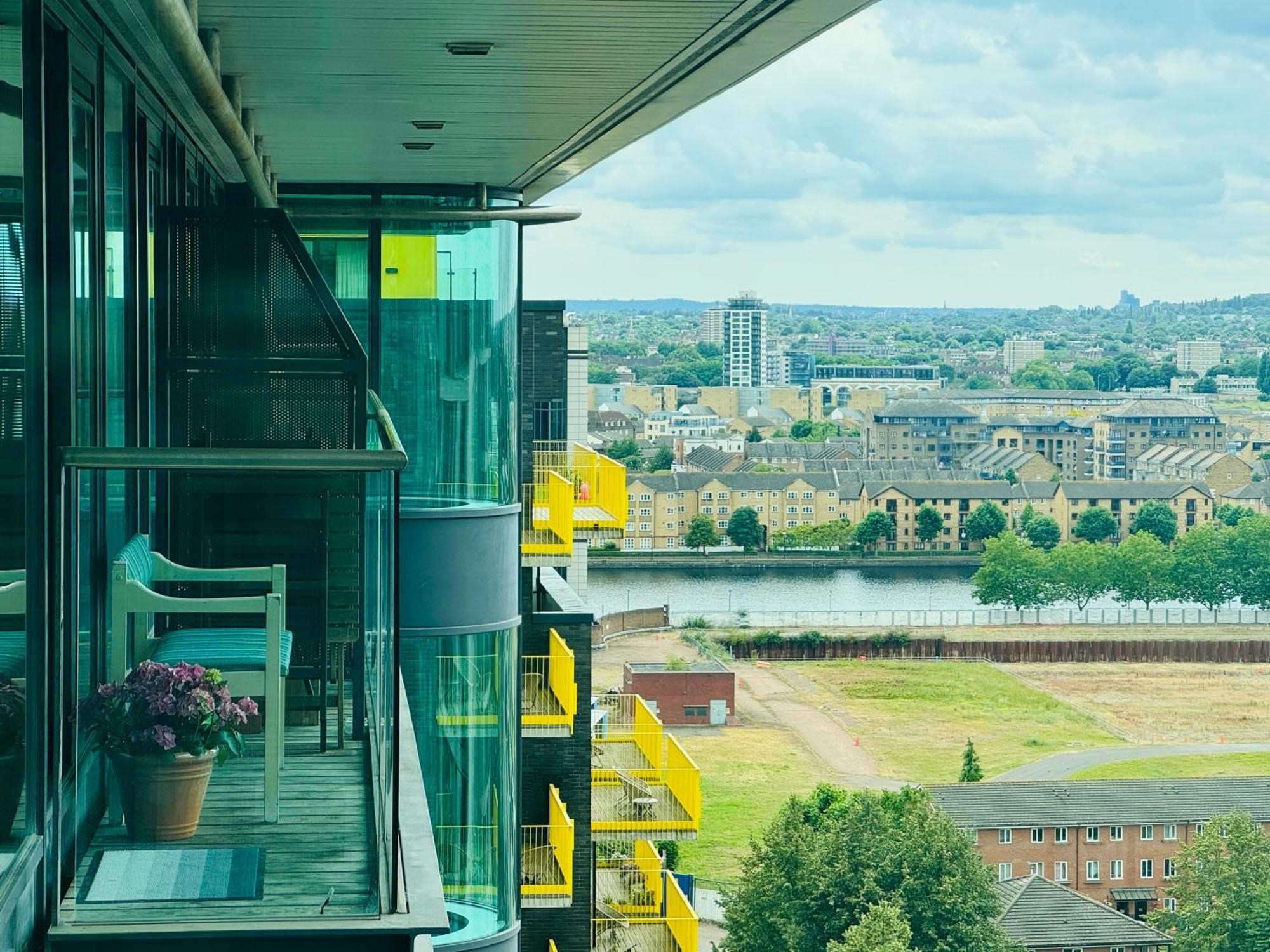 Modern 2Bed 2Bath Apartment Canary Wharf - Upto 5 Person 런던 외부 사진