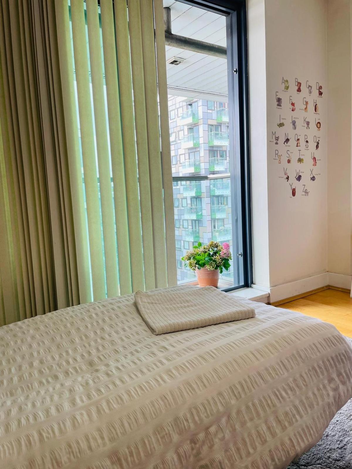 Modern 2Bed 2Bath Apartment Canary Wharf - Upto 5 Person 런던 외부 사진