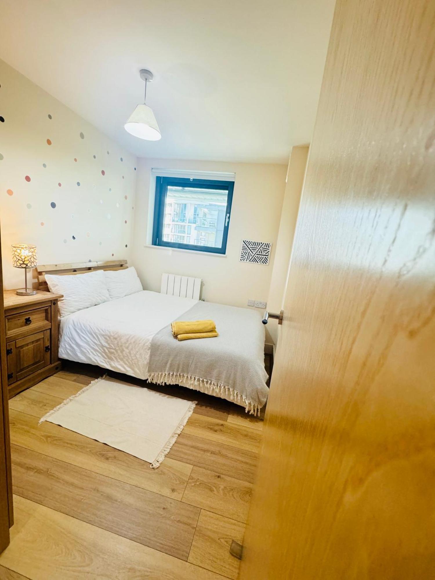 Modern 2Bed 2Bath Apartment Canary Wharf - Upto 5 Person 런던 외부 사진